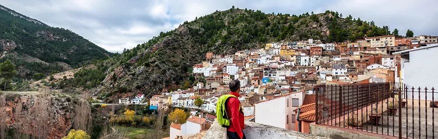 Hombre desde mirador viendo el pueblo de bogarra