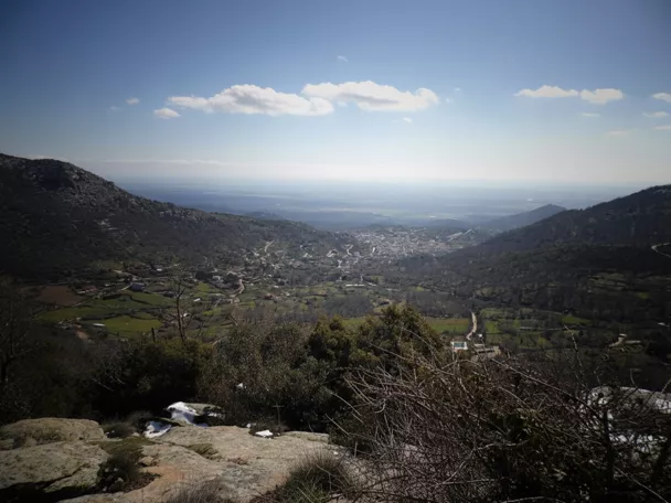 Vista panorámica de valle entre montes y campos