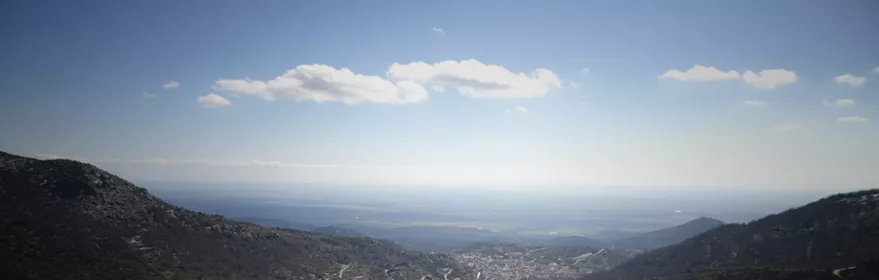 Vista panorámica de valle entre montes y campos