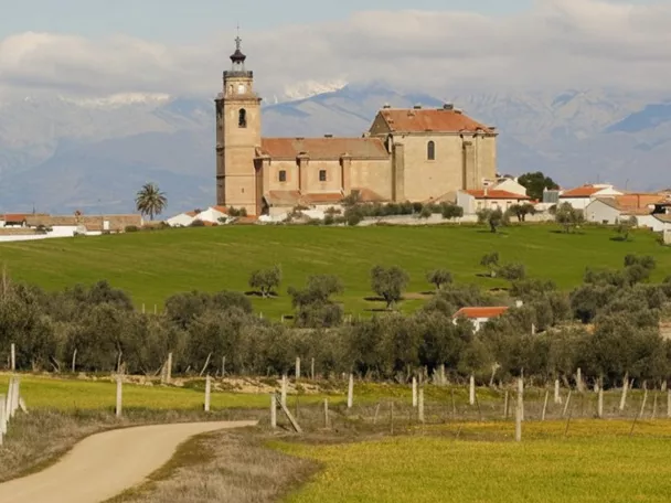 Paisaje rural con camino y edificio histórico en lo alto