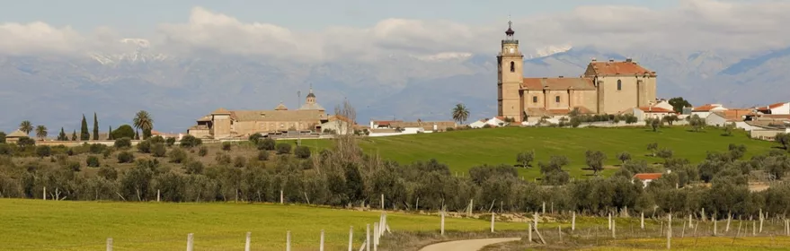 Paisaje rural con camino y edificio histórico en lo alto