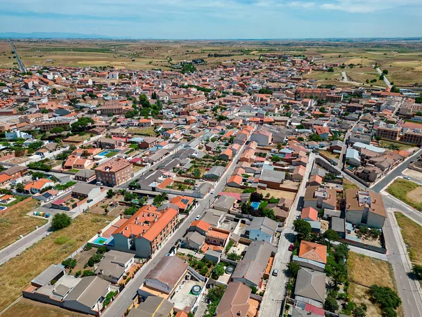 Vista aérea del casco urbano rodeado de campos agrícolas