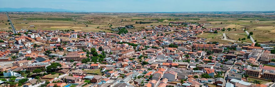 Vista aérea del casco urbano rodeado de campos agrícolas