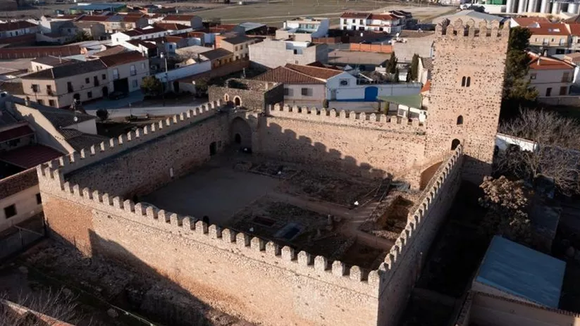 Vista aérea de fortaleza con murallas y patio interior