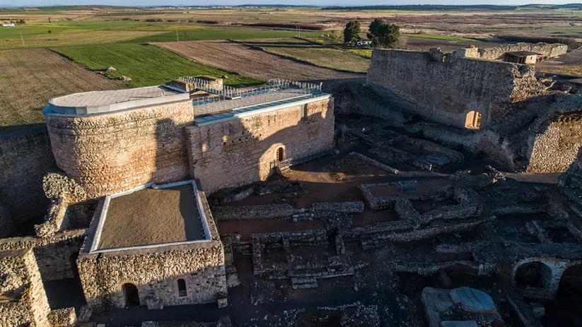 Recinto fortificado de piedra con murallas y estructuras excavadas