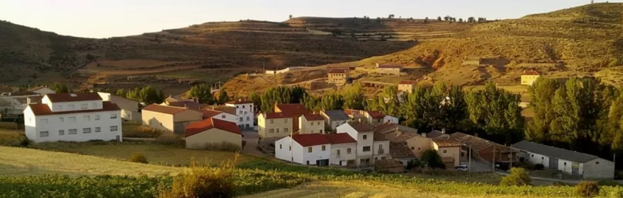 Vista panorámica del casco urbano entre colinas y campos