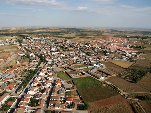 Vista aérea del casco urbano rodeado de campos de cultivo