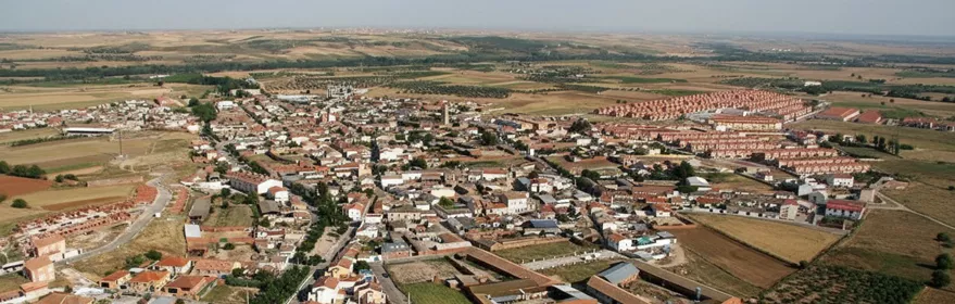Vista aérea del casco urbano rodeado de campos de cultivo