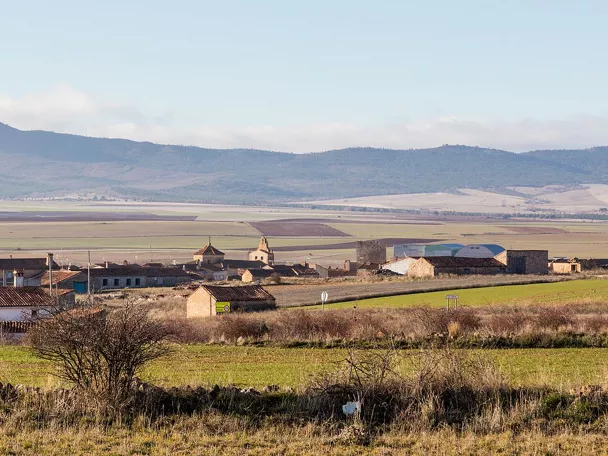Vista panorámica del pueblo entre campos agrícolas