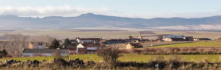 Vista panorámica del pueblo entre campos agrícolas