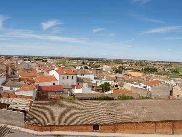 Vista panorámica de un pueblo con tejados rojizos.