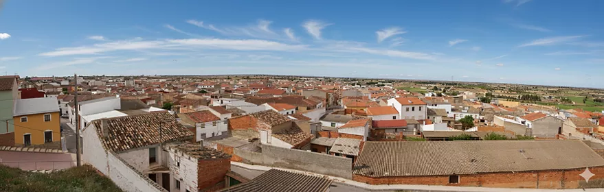 Vista panorámica de un pueblo con tejados rojizos.