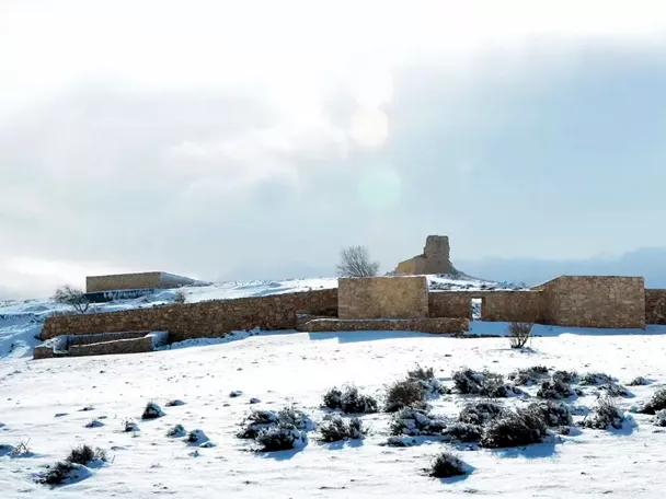 Vistas del castillo de Lezuza nevado