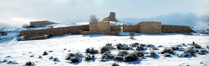 Vistas del castillo de Lezuza nevado