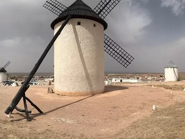 Conjunto de molinos de viento en paisaje abierto