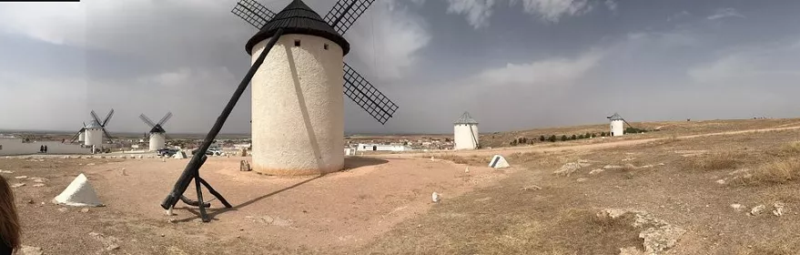 Conjunto de molinos de viento en paisaje abierto