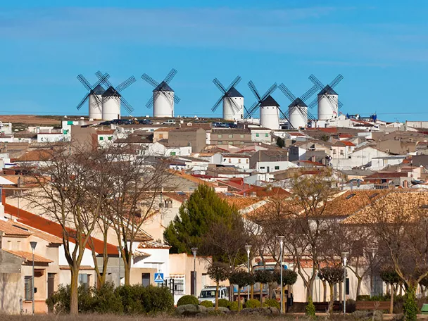 Panorámica urbana con molinos de viento en la colina