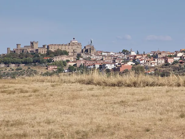 Vistas del pueblo con cielo azul