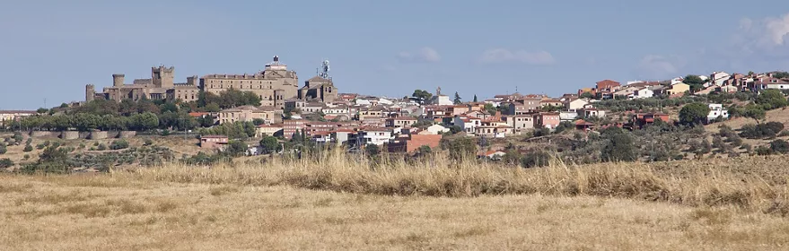 Vistas del pueblo con cielo azul