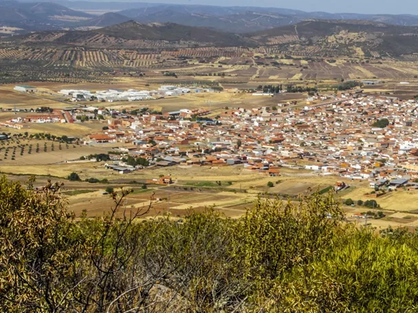 Vista panorámica de Piedrabuena rodeada de campos y colinas.