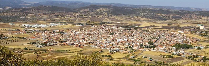 Vista panorámica de Piedrabuena rodeada de campos y colinas.