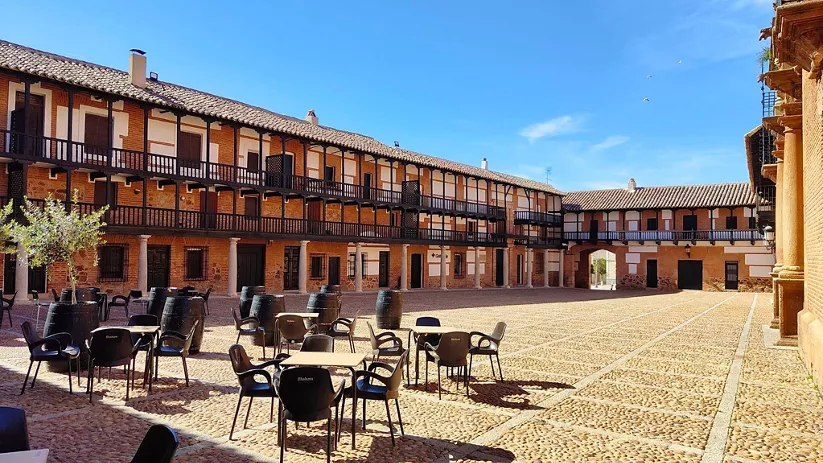 Plaza porticada con terrazas y soportales