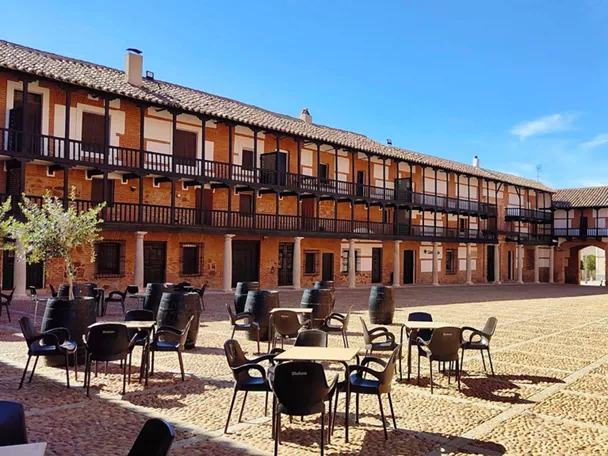 Plaza porticada con terrazas y soportales