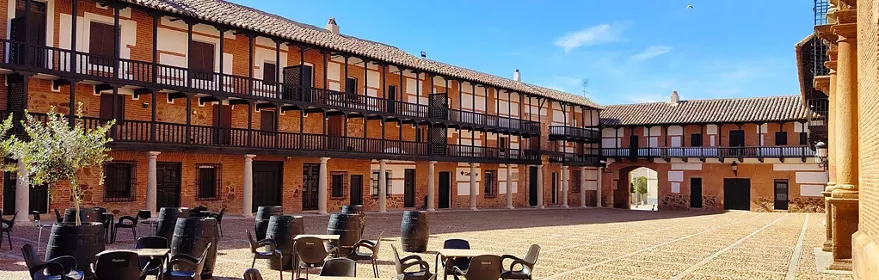 Plaza porticada con terrazas y soportales