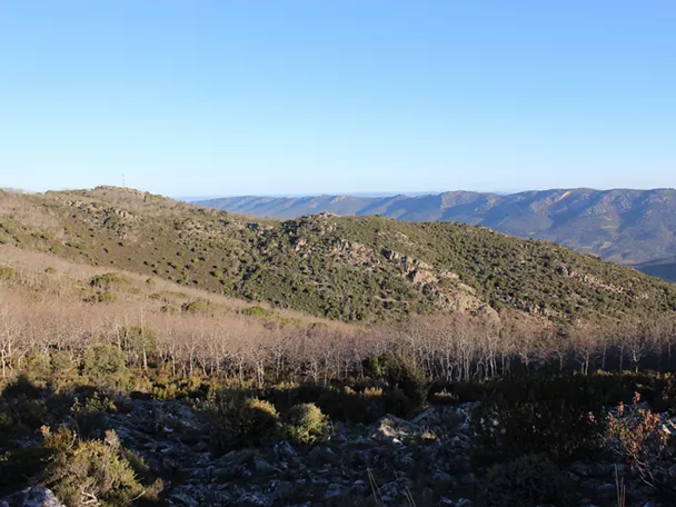 Paisaje de sierra con montes y valle al fondo.