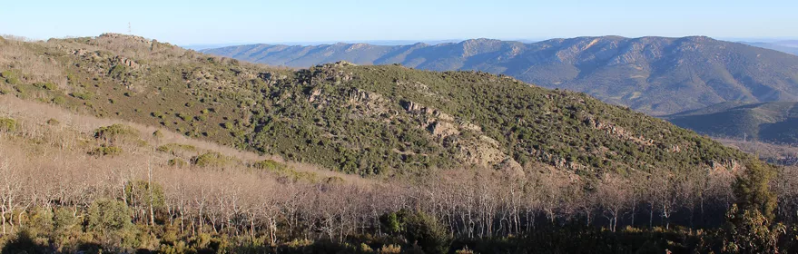 Paisaje de sierra con montes y valle al fondo.