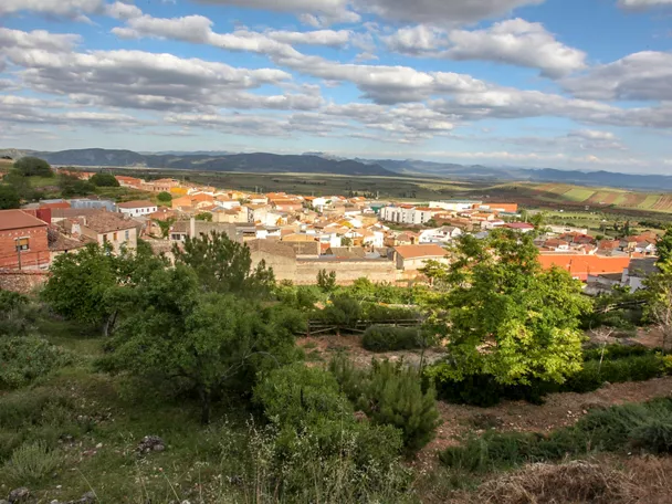 Vista panorámica del pueblo de Terrinches con campos y sierras al fondo.