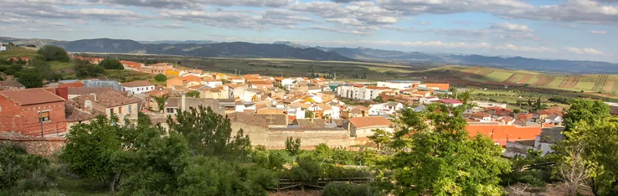 Vista panorámica del pueblo de Terrinches con campos y sierras al fondo.
