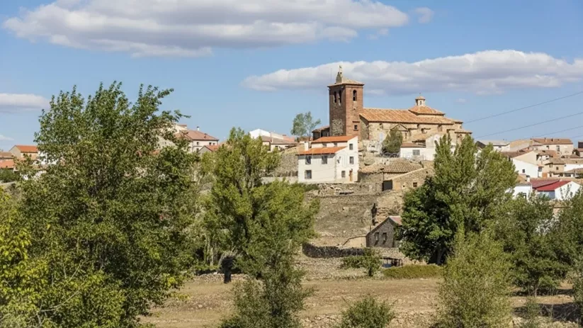 Vistas del pueblo desde un campo
