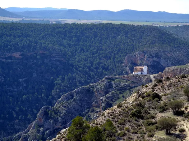 Vista panorámica de el paisaje montañoso  con casa a lo lejos