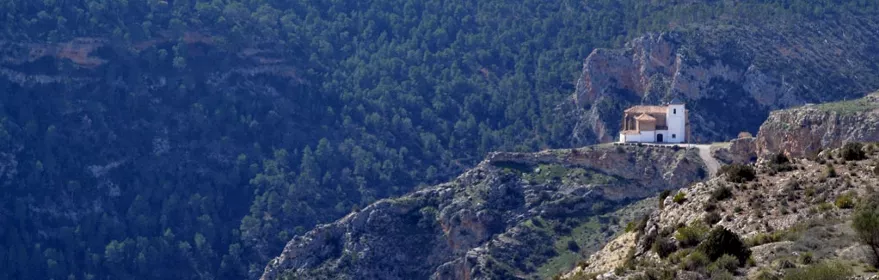 Vista panorámica de el paisaje montañoso  con casa a lo lejos