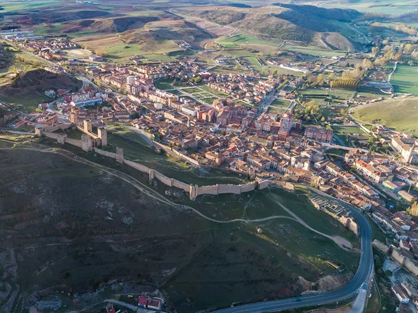 Vista aérea de ciudad histórica amurallada.