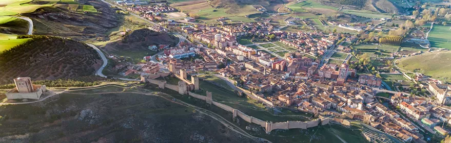Vista aérea de ciudad histórica amurallada.