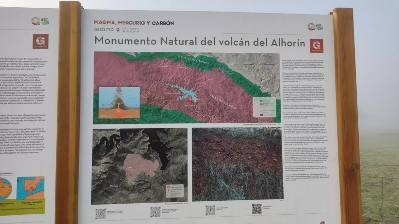 Panel interpretativo sobre paisaje volcánico al aire libre