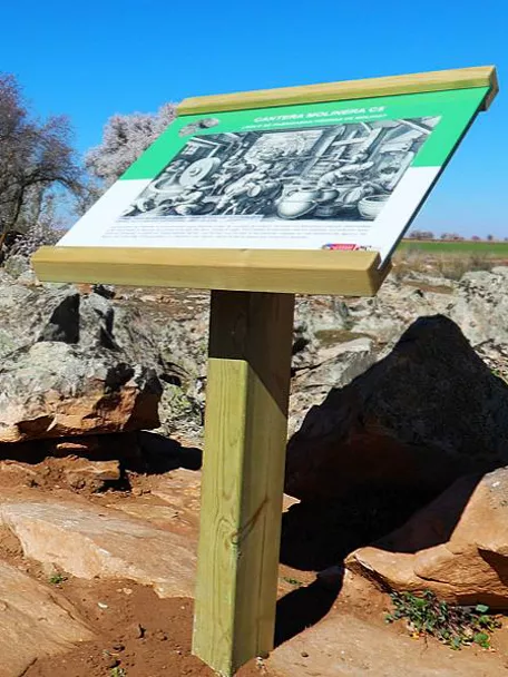 Sendero rocoso con panel interpretativo al aire libre