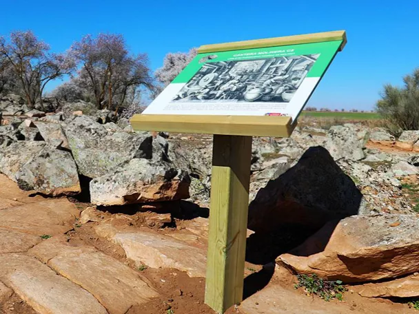 Sendero rocoso con panel interpretativo al aire libre