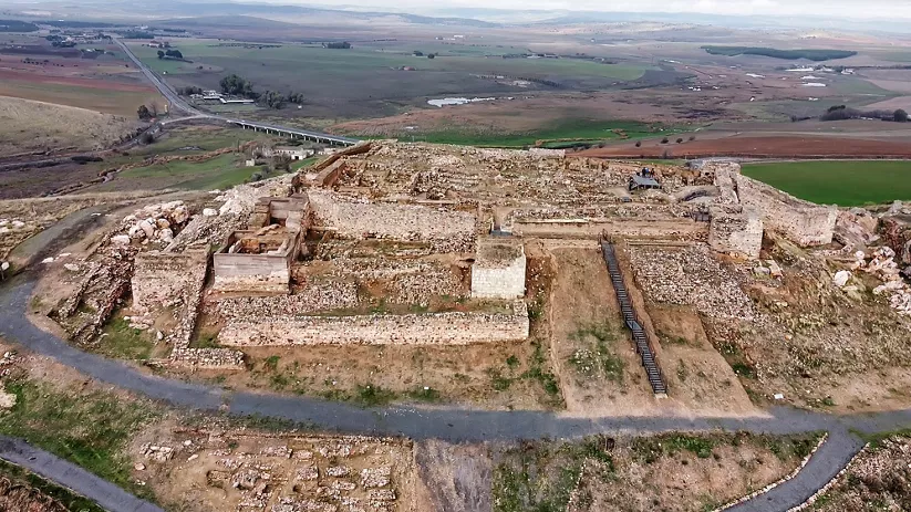 Restos arqueológicos de una fortificación sobre una colina.