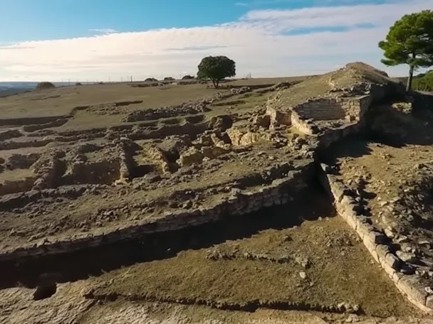 Ruinas de murallas en lo alto de una colina