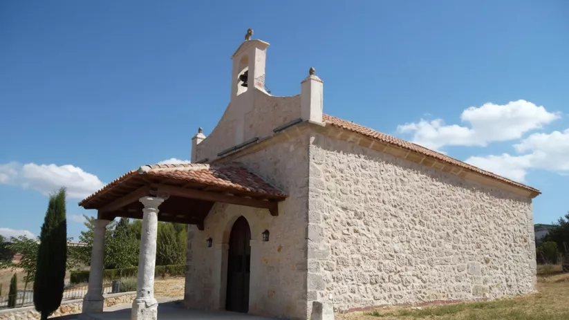 Ermita de piedra en entorno abierto.