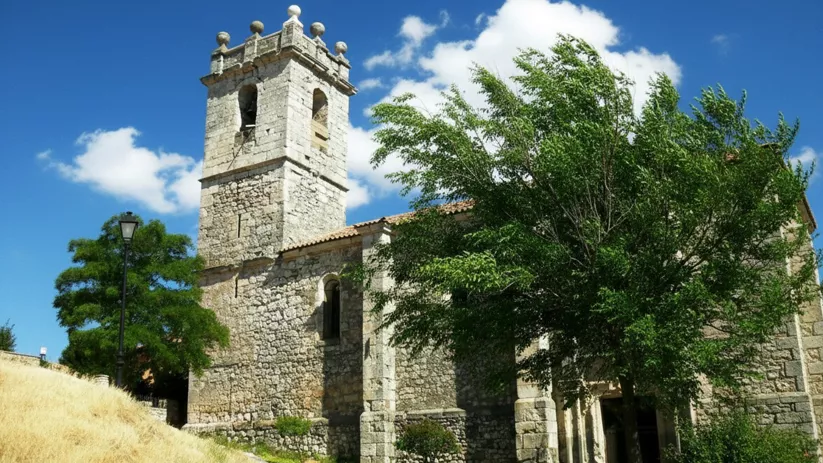 Iglesia de piedra con torre.