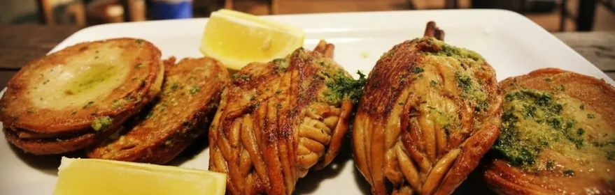 Plato tradicional a la brasa con limón