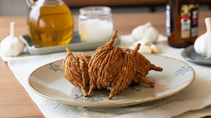 Preparación crujiente frita con ajo y aceite