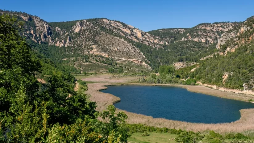 Laguna natural rodeada de montañas