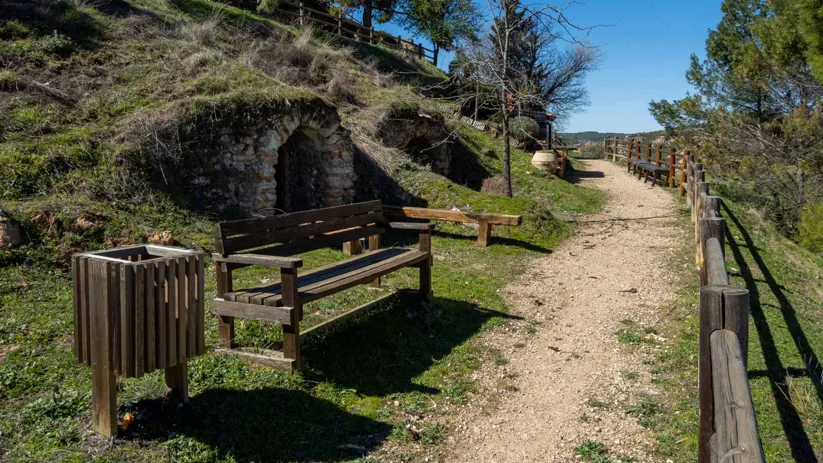 Sendero natural con banco y mirador