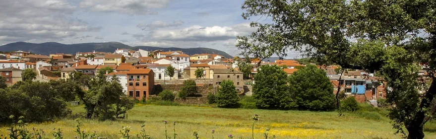 Pueblo rodeado de campo y montes.