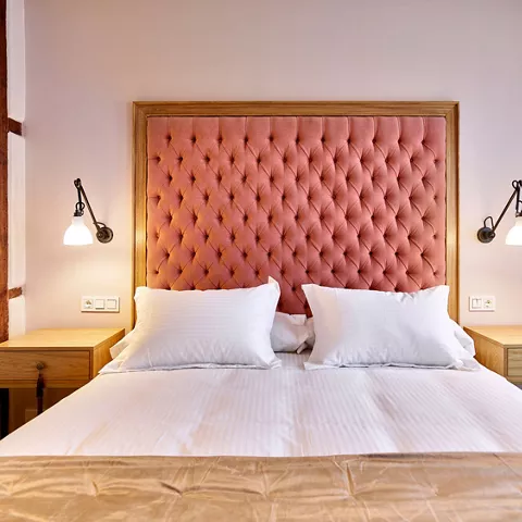 Imagen de cerca de una cama del hotel